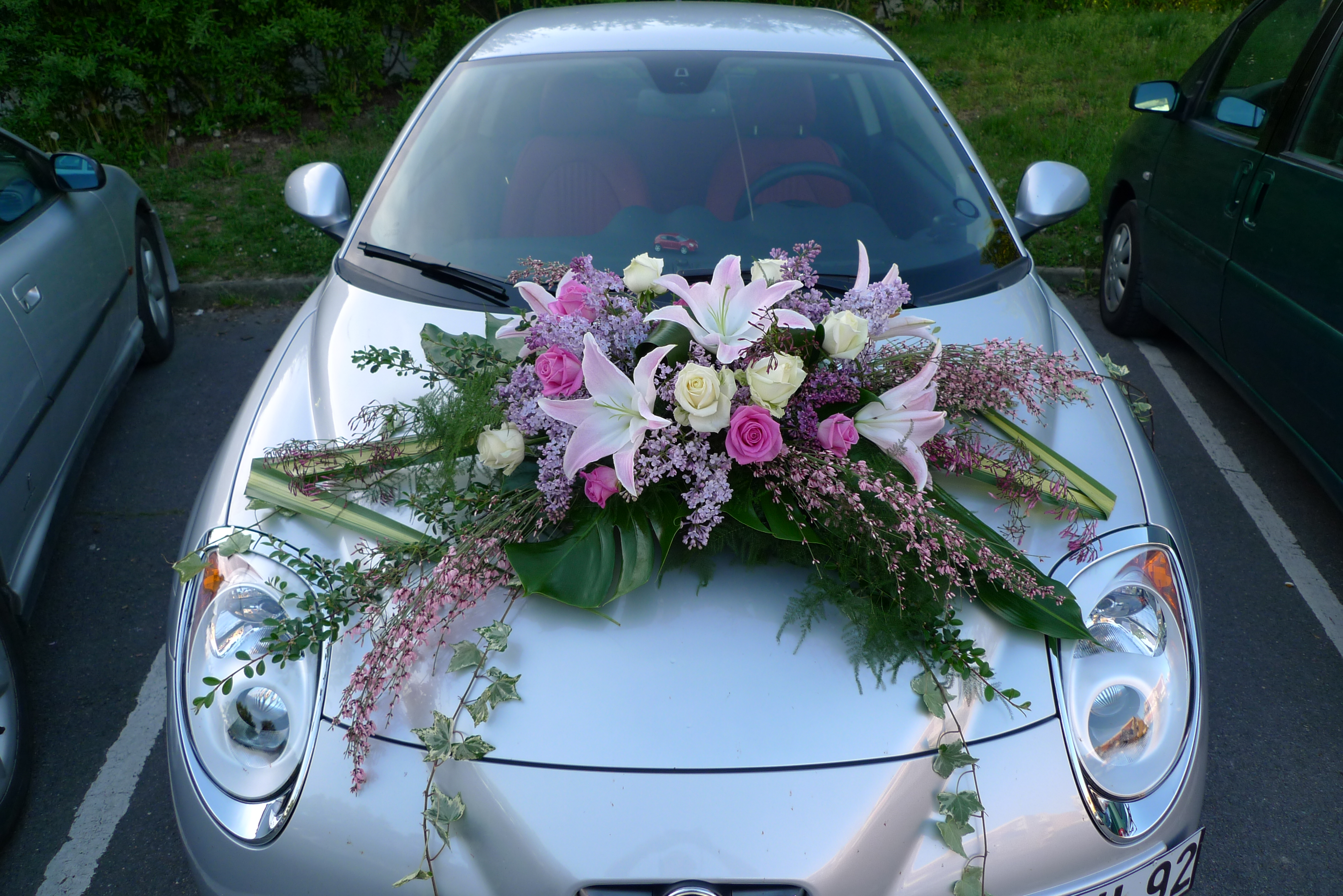 Voiture De Mariage Avec De Belles Décorations Florales Voiture, jolies  décorations de voiture 