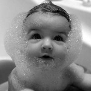 صور جميلة - طفل في الحمام