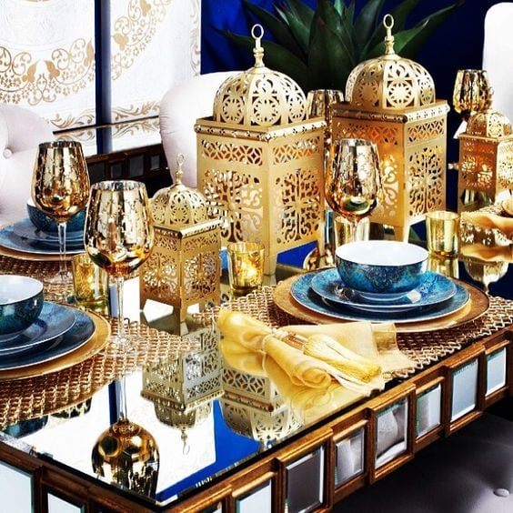 ديكور ذهبي جميل لتزيين مائدة رمضان